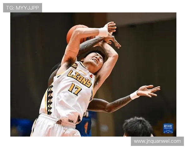 孙铭徽首节突破崴脚退赛广厦无大碍